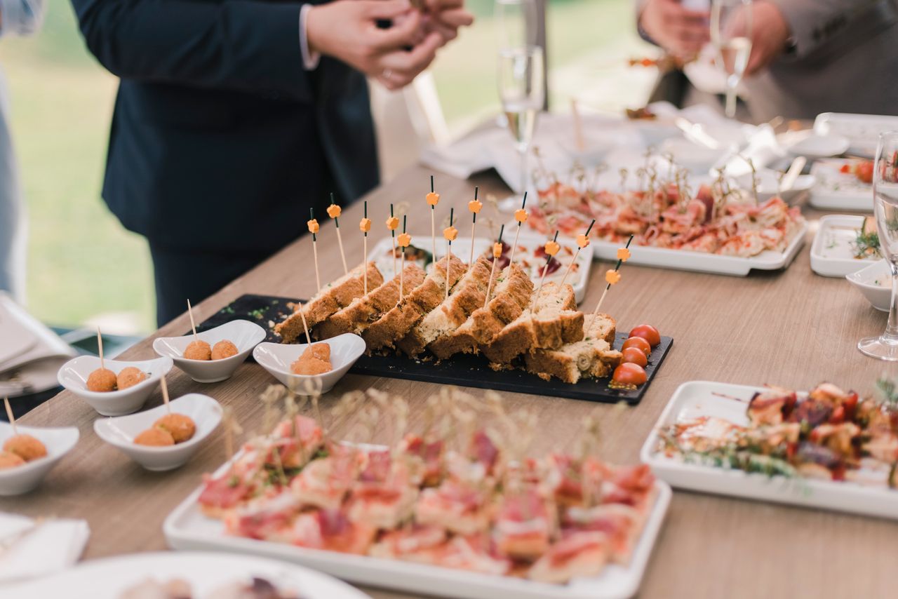 Un assortiment d'amuse-bouches élégamment disposés sur une table de buffet lors d'un événement.