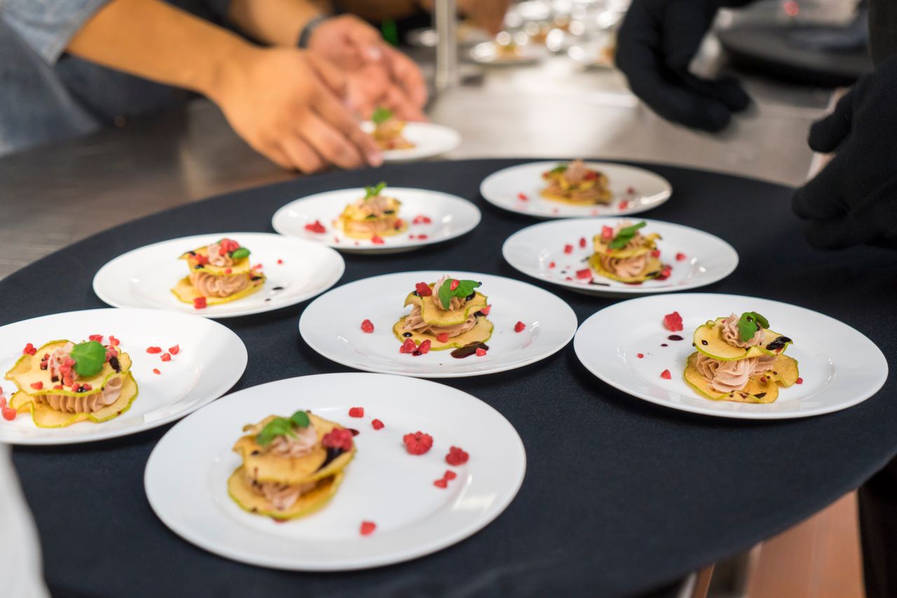 Présentation créative d'amuse-bouches gastronomiques sur des assiettes élégantes, réalisée par un chef. Vue de dessus.