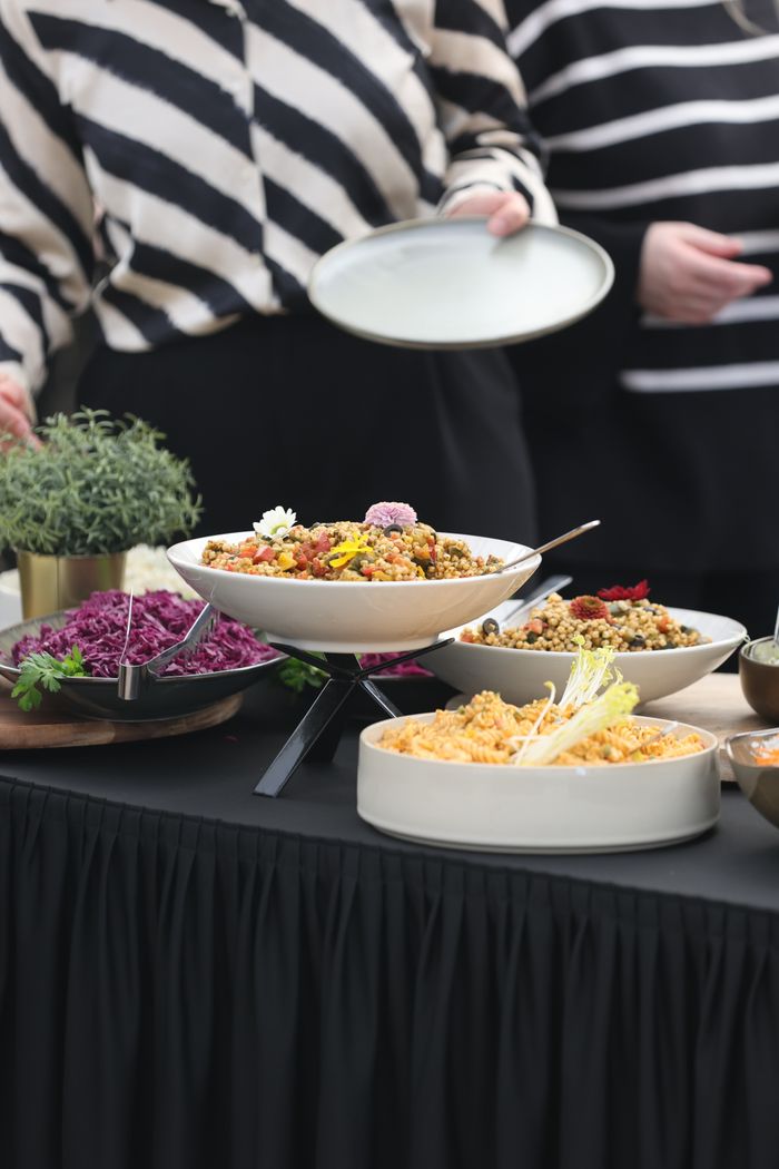 Un buffet proposant des plats variés.